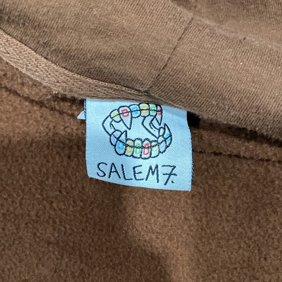 Salem 7 bought from zumiez size XL pink badge on front is 3D not print - Picture 3 of 3